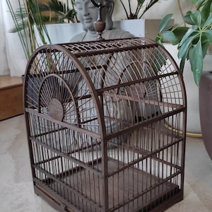 Ancienne cage à oiseau en bois.