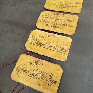 Anciennes étiquettes de valise calligraphiées.