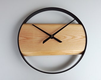 Horloge murale en bois et métal.