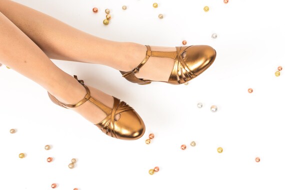 t strap flat heel sandals