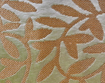 Tissu de décoration intérieure Glorious Highland Court - Feuilles métalliques dorées sur fond vert pâle scintillant - Un accent contemporain parfait