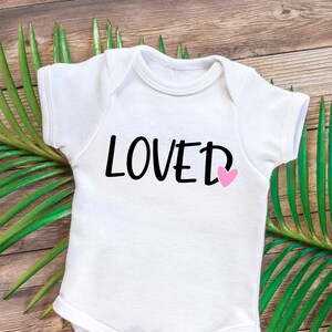 Loved SVG, Love SVG, plik svg dla niemowląt na jednoczęściowy kombinezon, plik svg dla niemowląt, plik svg dla noworodków | N48