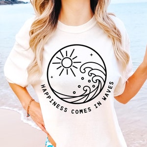 Geluk komt in golven svg, vacay vibe svg, Fisherman Aesthetic, Summer Wave Beach Sea Sun Shirt Design sublimatie gesneden bestanden door SVGix