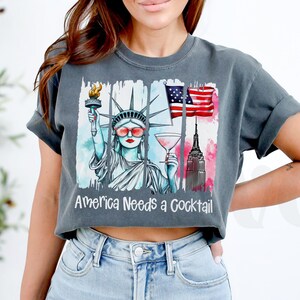 Cocktail del 4 luglio PNG, America divertente PNG, L'America ha bisogno di Gesù PNG, Design di maglietta patriottica alla moda di SVGix