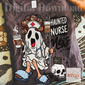 Puede incluir: Una camiseta gris oscuro con el gr&aacute;fico de un fantasma con cofia de enfermera y rulos, sosteniendo un caf&eacute; y junto a un soporte de suero con una bolsa etiquetada CAFFEINE. El texto dice HAUNTED NURSE MESS junto a una calavera y un monitor.