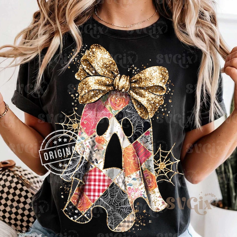 Op de afbeelding: Zwart T-shirt met een patchwork spookontwerp en een gouden glitterstrik. De geest is gemaakt van verschillende stoffen met patronen, waaronder bloemen-, ruit- en spinnenwebprints. Gouden spinnenwebben en sterren accentueren het ontwerp. Het woord "ORIGINAL" staat op het shirt.