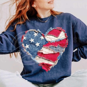 Può includere: Felpa blu navy con un design a forma di cuore realizzato con toppe di denim e tessuto rosso. Il lato sinistro del cuore presenta un motivo in denim blu con stelle bianche, mentre il lato destro presenta strisce rosse e bianche, simile alla bandiera americana.