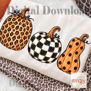 Puede incluir: Tres calabazas decorativas con dise&ntilde;os &uacute;nicos. Una tiene estampado de leopardo, otra presenta un dise&ntilde;o de tablero de ajedrez en blanco y negro, y la tercera es naranja con lunares negros. Cada calabaza tiene un tallo marr&oacute;n y zarcillos rizados.