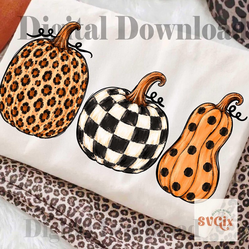 Puede incluir: Tres calabazas decorativas con dise&ntilde;os &uacute;nicos. Una tiene estampado de leopardo, otra presenta un dise&ntilde;o de tablero de ajedrez en blanco y negro, y la tercera es naranja con lunares negros. Cada calabaza tiene un tallo marr&oacute;n y zarcillos rizados.