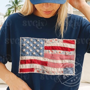 Pu&ograve; includere: T-shirt blu navy con un design a patchwork della bandiera americana. La bandiera incorpora vari tessuti fantasia, tra cui stampe floreali e a quadretti, con stelle bianche su campo blu e strisce rosse e bianche. La maglietta &egrave; uno stile casual.