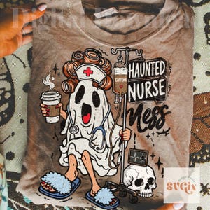 Puede incluir: Una camiseta color canela con el gr&aacute;fico de un fantasma vestido de enfermero con rulos, estetoscopio y una taza de caf&eacute;. El fantasma sostiene un soporte de suero etiquetado como caffeine. El texto dice Haunted Nurse Mess. Incluye un cr&aacute;neo.
