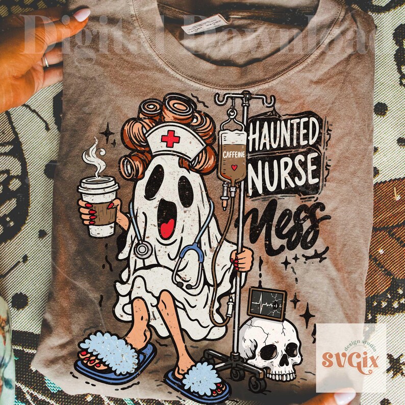 Puede incluir: Una camiseta color canela con el gr&aacute;fico de un fantasma vestido de enfermero con rulos, estetoscopio y una taza de caf&eacute;. El fantasma sostiene un soporte de suero etiquetado como caffeine. El texto dice Haunted Nurse Mess. Incluye un cr&aacute;neo.