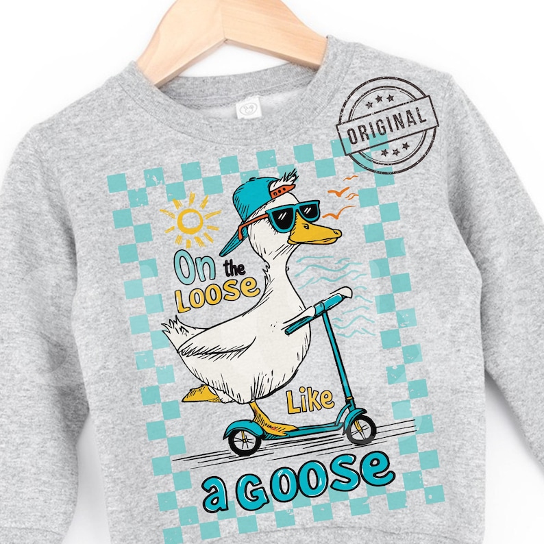 Pu&ograve; includere: Una felpa grigia con una grafica di un'oca che indossa occhiali da sole e guida uno scooter. L'oca indossa un cappello blu e il testo dice "On the Loose Like a Goose".