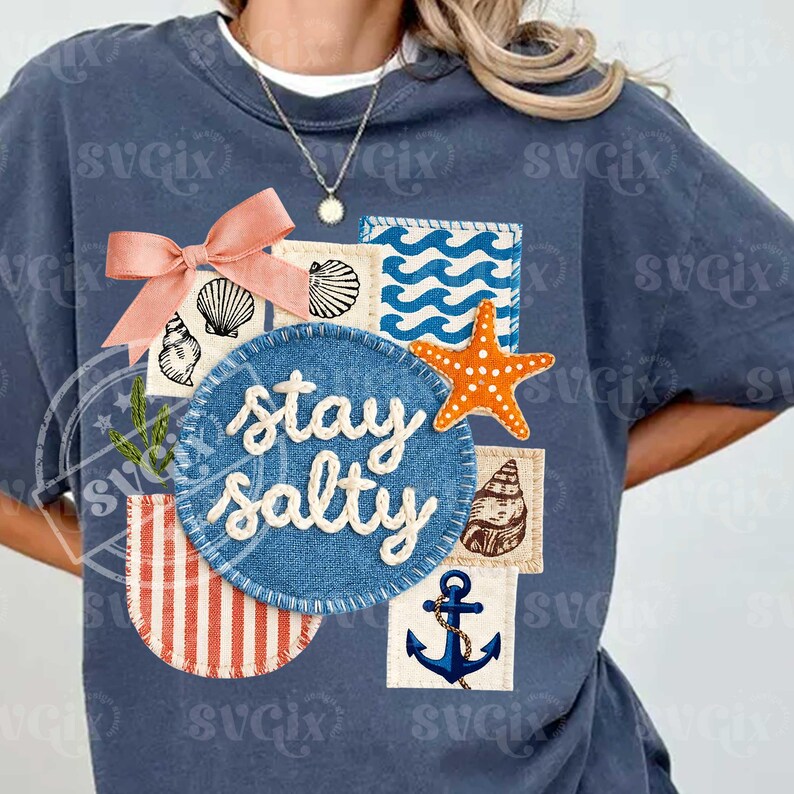 Peut inclure: Un t-shirt bleu avec un motif sur le th&egrave;me de la plage. Le motif comprend un n&oelig;ud rose, une &eacute;toile de mer, des coquillages et l'expression "stay salty" en &eacute;criture blanche. D'autres &eacute;l&eacute;ments incluent une ancre et des motifs de vagues.