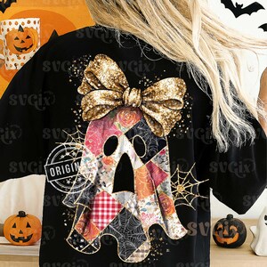 Op de afbeelding: Zwart Halloween-t-shirt met een patchwork spookontwerp en een gouden glitterstrik. De geest heeft bloemen- en ruitpatronen. Een spinnenweb en het woord "ORIGIN" zijn ook zichtbaar.