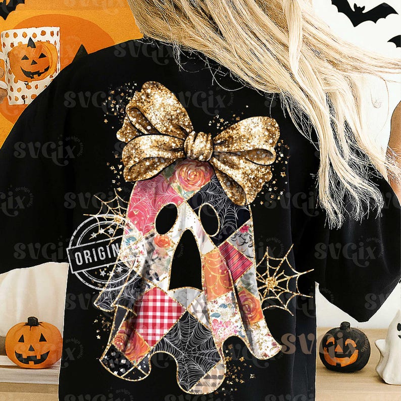 Op de afbeelding: Zwart Halloween-t-shirt met een patchwork spookontwerp en een gouden glitterstrik. De geest heeft bloemen- en ruitpatronen. Een spinnenweb en het woord "ORIGIN" zijn ook zichtbaar.