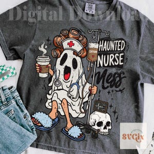 Puede incluir: Una camiseta gris carb&oacute;n con el gr&aacute;fico de un fantasma con cofia de enfermera, rulos y zapatillas azules. El fantasma sostiene un caf&eacute; y un soporte de suero con una bolsa de CAFFEINE. Texto HAUNTED NURSE MESS y una calavera.