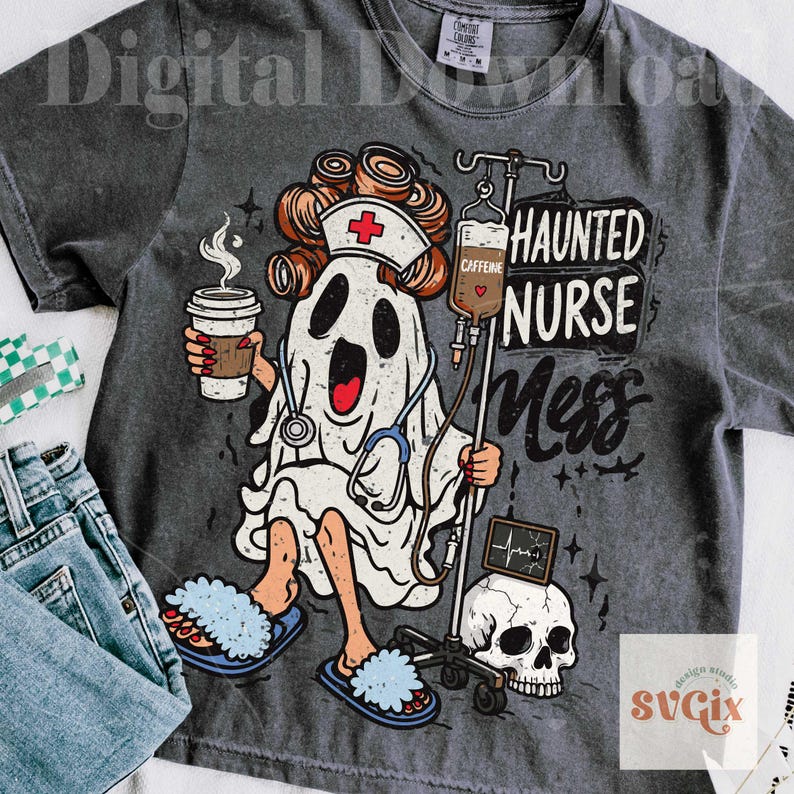 Puede incluir: Una camiseta gris carb&oacute;n con el gr&aacute;fico de un fantasma con cofia de enfermera, rulos y zapatillas azules. El fantasma sostiene un caf&eacute; y un soporte de suero con una bolsa de CAFFEINE. Texto HAUNTED NURSE MESS y una calavera.