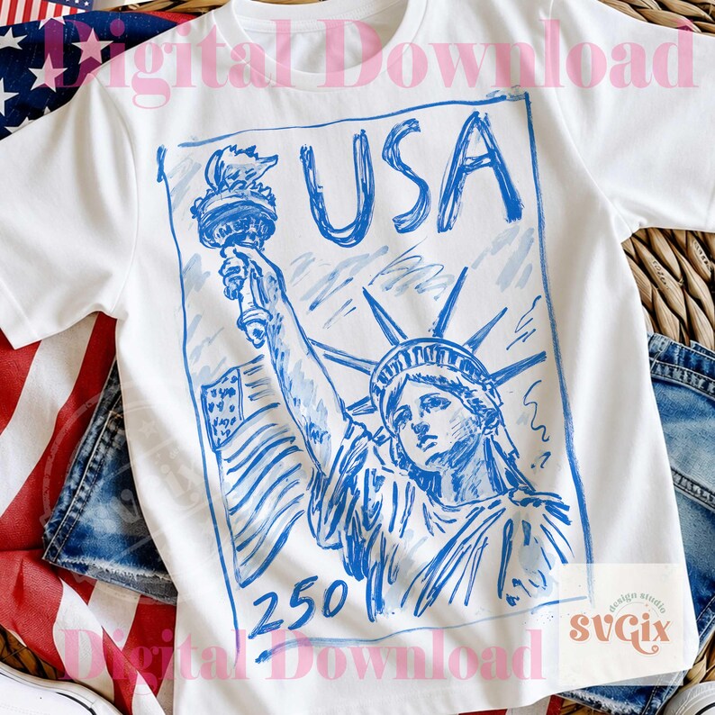K&ouml;nnte beinhalten: Wei&szlig;es T-Shirt mit einer blauen Skizze der Freiheitsstatue, dem Wort "USA" und der Zahl "250". Das Design befindet sich in einem rechteckigen Rahmen. Das Shirt befindet sich auf einem Hintergrund mit einer amerikanischen Flagge und Denim.