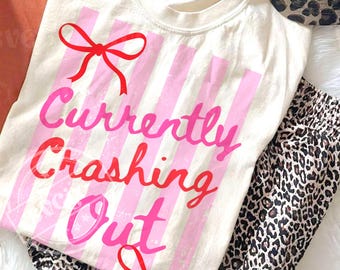 Attualmente in crash PNG, citazione divertente png, civetta divertente png, umorismo preppy per adulti PNG, design PNG di tendenza, citazione preppy png, fiocco di tendenza png