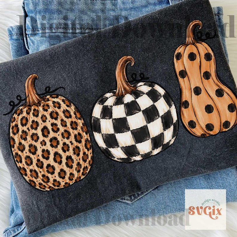 Puede incluir: Tres calabazas decorativas con patrones &uacute;nicos se muestran sobre una superficie gris oscuro. Una calabaza tiene un estampado de leopardo, otra presenta un dise&ntilde;o de tablero de ajedrez en blanco y negro, y la tercera tiene lunares negros grandes.