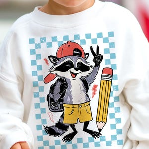 De volta às aulas PNG, Primeiro dia de aula, Volta às aulas, Menino, 1º dia de aula, Design de escola para meninos, Guaxinim escolar PNG por SVGix
