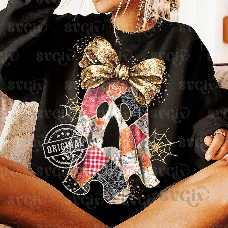 Op de afbeelding: Zwart sweatshirt met een patchwork spookontwerp en een gouden glitterstrik. Het spook is gemaakt van verschillende stoffen met patronen, waaronder bloemen- en ruitjesprints. Gouden spinnenwebben en het woord "ORIGINAL" zijn ook zichtbaar.
