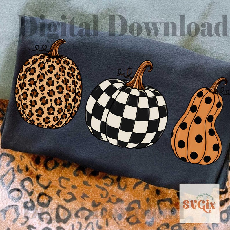 Puede incluir: Tres calabazas decorativas con dise&ntilde;os &uacute;nicos. Una calabaza tiene estampado de leopardo, otra presenta un dise&ntilde;o de tablero de ajedrez en blanco y negro, y la tercera es naranja con lunares negros. Las palabras "Digital Download" est&aacute;n en la parte superior.