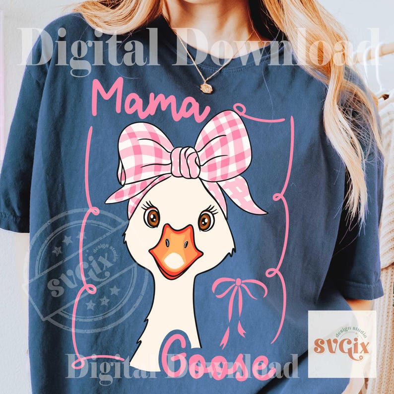 Pode incluir: Camiseta azul marinho com um desenho de ganso de desenho animado usando um la&ccedil;o e uma faixa xadrez rosa. O texto "Mama Goose" &eacute; exibido em rosa, junto com as palavras "Digital Download". O design inclui linhas rosas e um la&ccedil;o.