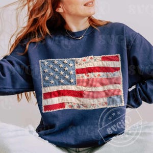 Pu&ograve; includere: Felpa blu navy con un design a patchwork della bandiera americana. La bandiera presenta stelle bianche su campo blu e strisce rosse e bianche realizzate con vari tessuti fantasia. Un capo d'abbigliamento casual e patriottico.