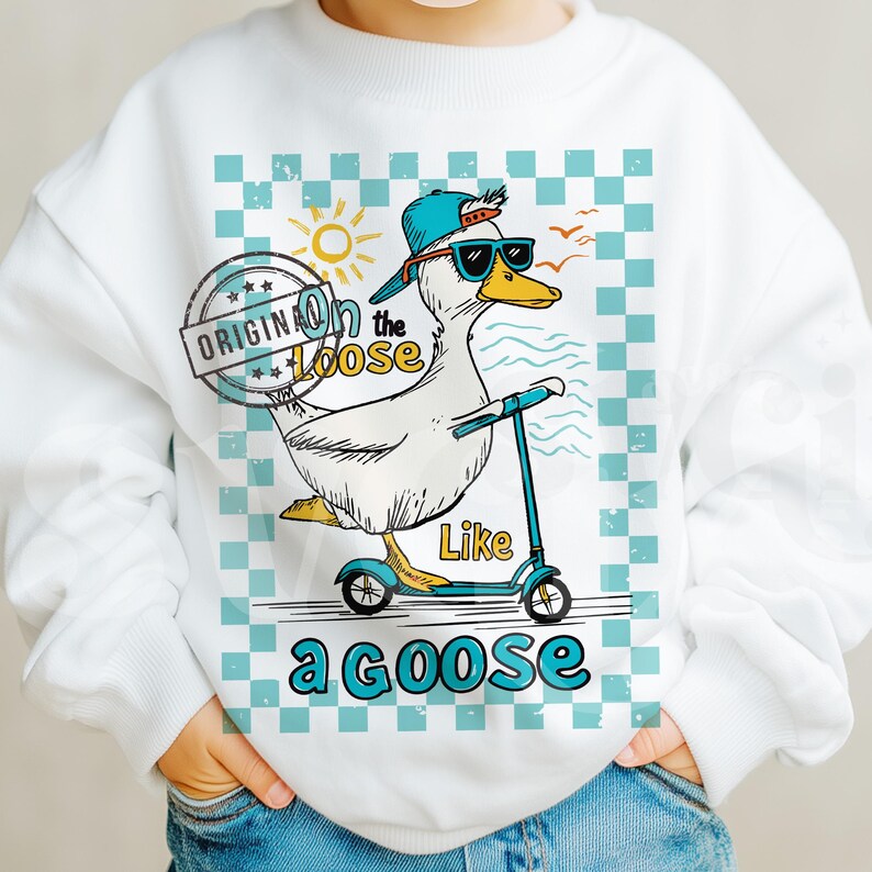 Pu&ograve; includere: Felpa bianca con un'oca di cartone animato che indossa occhiali da sole e guida uno scooter. L'oca indossa un cappello blu e bianco. Il testo sulla felpa dice "On the Loose Like a Goose".