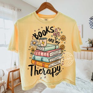 Les livres sont ma thérapie png, fleurs livres png, conception livresque, amoureux des livres png, lecture de livres png, livre drôle, livres thérapie png, livre floral png