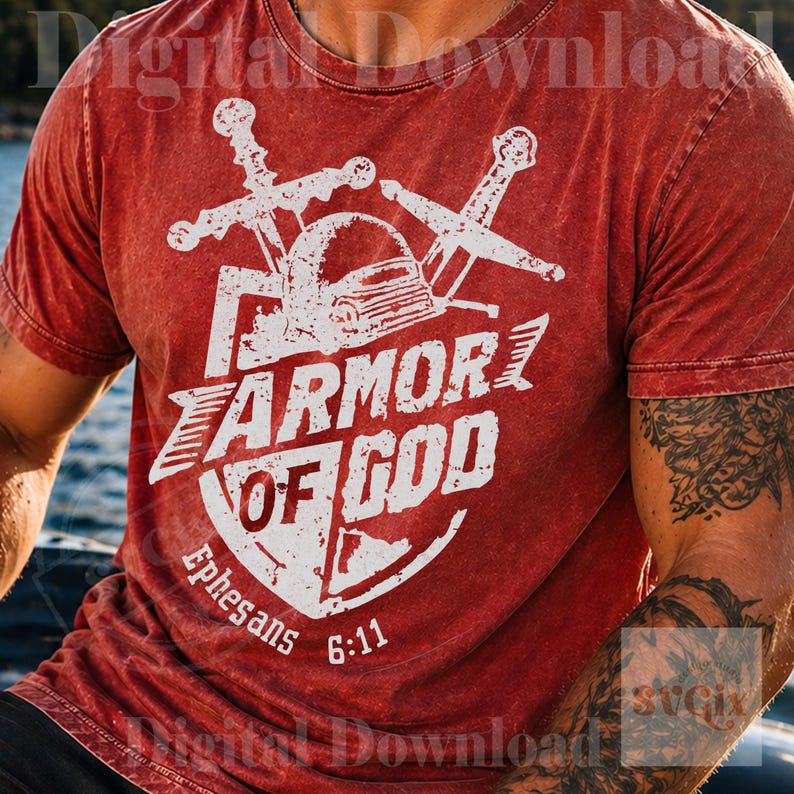 K&ouml;nnte beinhalten: Rotes T-Shirt mit einem verblichenen wei&szlig;en Aufdruck. Der Aufdruck zeigt einen Helm, gekreuzte Schwerter und den Text "ARMOR OF GOD" mit "Ephesians 6:11" darunter. Das T-Shirt hat einen Vintage-Look.