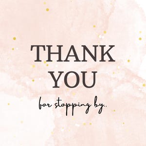 Pu&ograve; includere: Grafica digitale con le parole "THANK YOU" in un carattere serif marrone scuro, con la frase "for stopping by" in un carattere scritto a mano. Lo sfondo &egrave; un lavaggio ad acquerello rosa e bianco con macchie dorate.