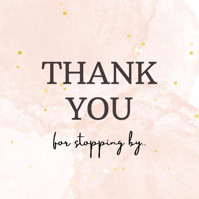 Pu&ograve; includere: Grafica digitale con le parole "THANK YOU" in un carattere serif marrone scuro, con la frase "for stopping by" in un carattere scritto a mano. Lo sfondo &egrave; un lavaggio ad acquerello rosa e bianco con macchie dorate.