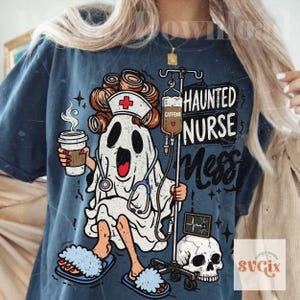 Puede incluir: Una camiseta azul oscuro con un gr&aacute;fico de un fantasma vestido de enfermero con rulos, un estetoscopio y una taza de caf&eacute;. El fantasma est&aacute; junto a un soporte de suero con la etiqueta Caffeine y una calavera. El texto dice Haunted Nurse Mess.
