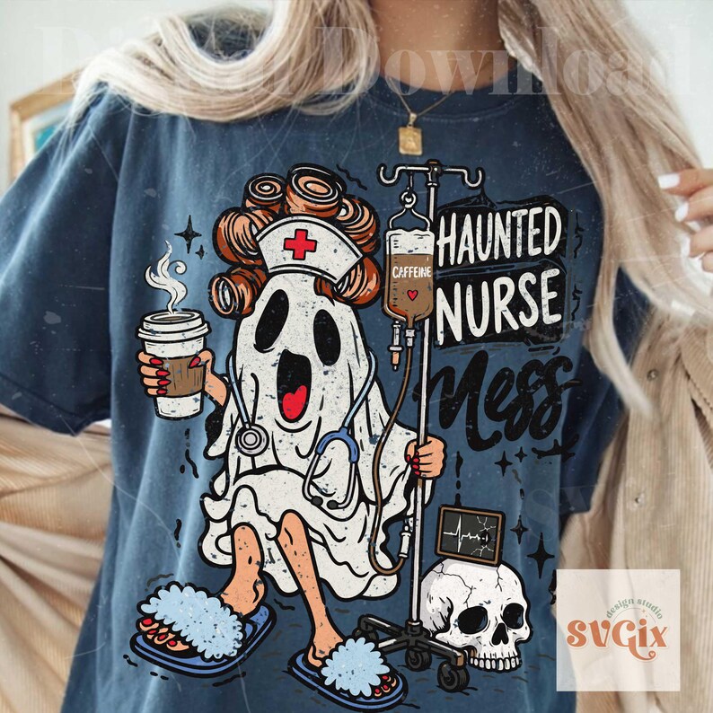 Puede incluir: Una camiseta azul oscuro con un gr&aacute;fico de un fantasma vestido de enfermero con rulos, un estetoscopio y una taza de caf&eacute;. El fantasma est&aacute; junto a un soporte de suero con la etiqueta Caffeine y una calavera. El texto dice Haunted Nurse Mess.