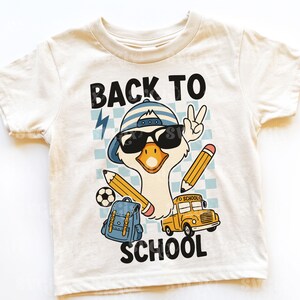 De volta às aulas PNG svg, Primeiro dia de aula, Volta às aulas para meninas, 1º dia de aula, Design de escola para meninos, Ganso escolar PNG Svg por SVGix