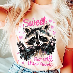 Vday raton laveur png, Funny Vday PNG, doux mais jettera les mains Conception de chemise pour sublimation téléchargement numérique par SVGix