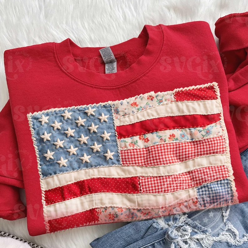 Pu&ograve; includere: Una felpa rossa con un design a bandiera americana patchwork. La bandiera include denim blu con stelle bianche e sezioni a righe rosse e bianche con motivi floreali e a quadretti. La felpa &egrave; realizzata in materiale morbido.