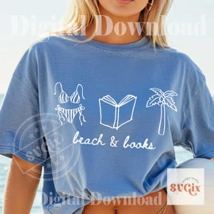K&ouml;nnte beinhalten: Hellblaues T-Shirt mit wei&szlig;er Grafik eines Bikinis, eines offenen Buches und einer Palme. Darunter steht "beach & books". Das Shirt ist ein digitaler Download.