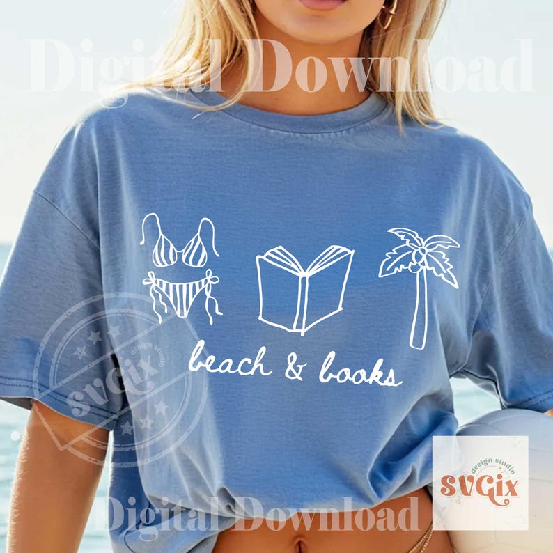 K&ouml;nnte beinhalten: Hellblaues T-Shirt mit wei&szlig;er Grafik eines Bikinis, eines offenen Buches und einer Palme. Darunter steht "beach & books". Das Shirt ist ein digitaler Download.