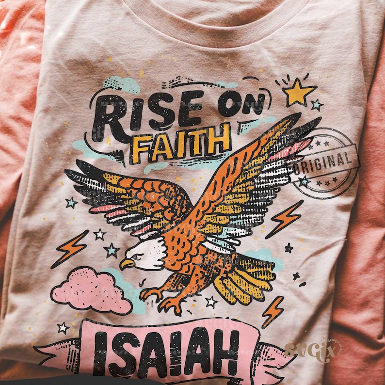 Puede incluir: Camiseta beige con un gr&aacute;fico de un &aacute;guila con las alas extendidas. El texto "RISE ON FAITH" est&aacute; encima del &aacute;guila y "ISAIAH" debajo. El dise&ntilde;o incluye estrellas, nubes y rayos.