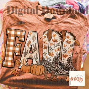 Könnte beinhalten: Rostfarbenes T-Shirt mit einem Grafikdesign mit dem Wort "FA" in einem Karomuster und Kakteen sowie Cowboy-Stiefeln mit floralen und Leopardenmuster-Akzenten. Zwei Kürbisse und Hufeisen vervollständigen das herbstliche Design.