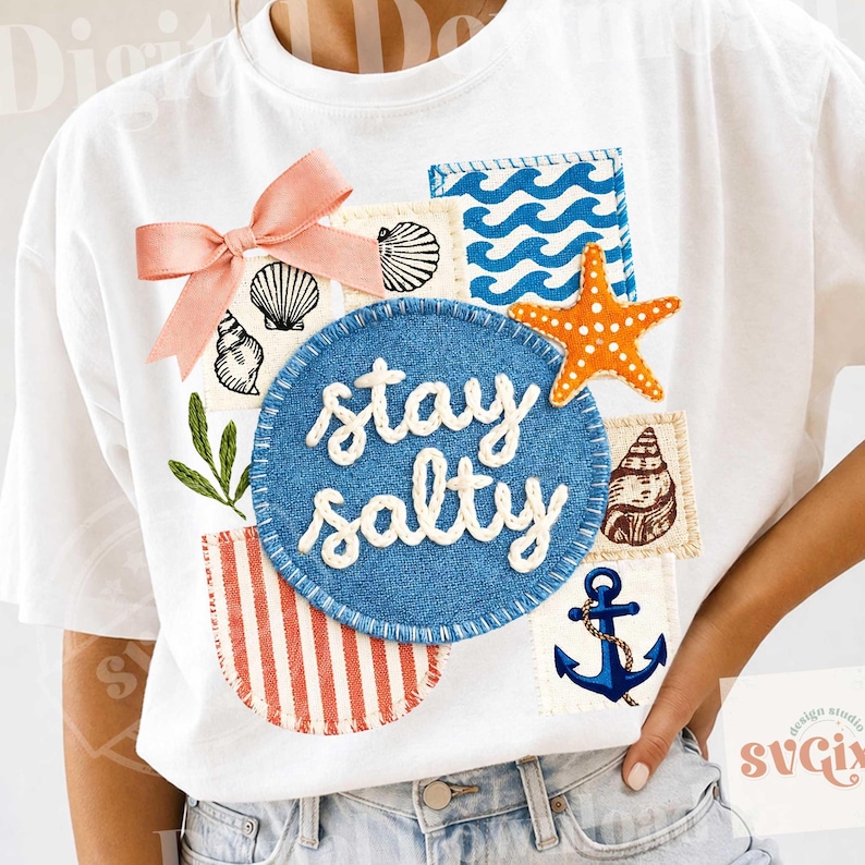 Peut inclure: T-shirt blanc avec un motif patchwork comprenant un n&oelig;ud rose, des coquillages, un cercle bleu avec le texte "stay salty", une &eacute;toile de mer orange et une ancre bleue. Le t-shirt a un th&egrave;me nautique.