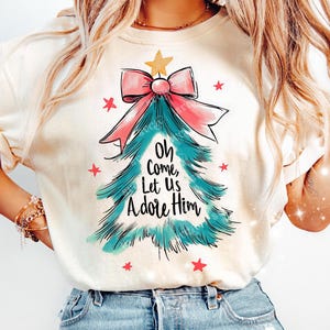 Oh kom, laten we hem aanbidden png, coquette-kerstboom png, Jesus Christian Christmas png, transparant - ALLEEN voor LICHTE ACHTERGRONDEN