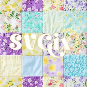 Puede incluir: Una colcha de retazos con una variedad de patrones florales en tonos de amarillo, morado, azul y blanco. La colcha está compuesta por 12 cuadrados, cada uno con un patrón diferente. El texto "SVGix design studio" está superpuesto en la colcha.