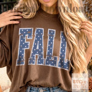 PNG-ontwerp voor de herfst, varsity-afbeelding met noodlijdende stippen voor herfstshirts