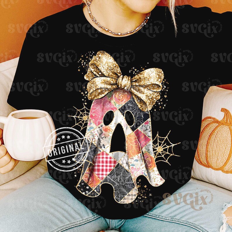 Op de afbeelding: Zwart T-shirt met een patchwork spookontwerp en een gouden glitterstrik. De geest heeft bloemen- en spinnenwebpatronen. Het woord "ORIGINAL" is linksonder in de afbeelding gestempeld.