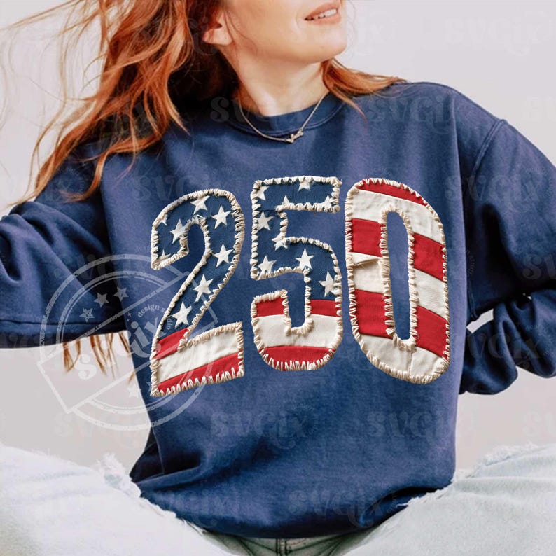Może przedstawiać: Granatowa bluza z numerem "250" na przodzie. Numery zaprojektowano w stylu patchwork, z gwiazdami i pasami amerykańskiej flagi. Bluza ma długie rękawy i okrągły dekolt, idealna na co dzień.